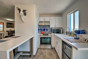 Apartment (0 Bedroom) | Interior - Chic Studio w/ Grill - 25 Mins to Taos Ski Valley! (El Prado)