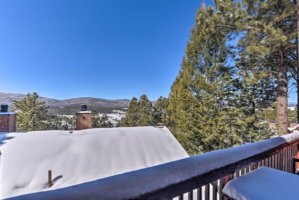A snow-covered rooftop with a clear view of a mountainous landscape. - Warm Townhome w/ Sauna at Angel Fire Ski Lift (Angel Fire)
