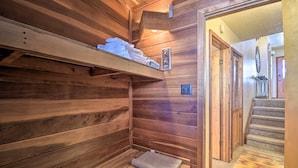Eine Holzsauna mit Bänken und einem Handtuchhalter.