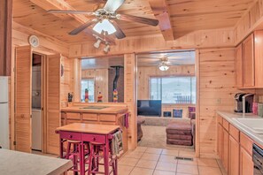 L’intérieur d’une cabane en bois comprend une cuisine, un coin repas et un espace de vie.