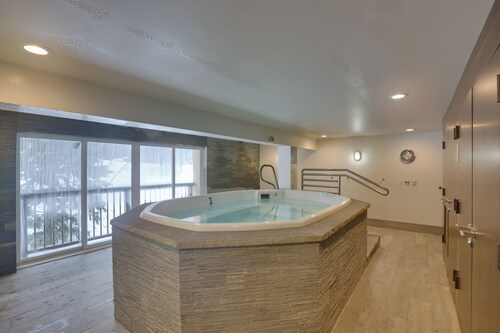 Condo w/ Hot Tub Access - Quick Bus Trip to Ski!