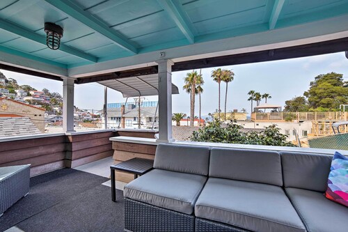 Walk to Beach: Catalina Gem w/ Deck!