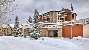 Ein Hotel namens „SILVERADO II“ mit einer Steinfassade, mehreren Balkonen und einer Flagge.