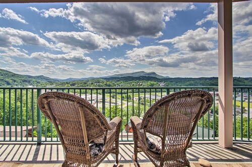 2 Mi to Attractions: Pigeon Forge Condo