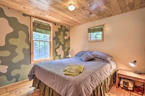 House (2 Bedrooms) | 2 bedrooms, laptop workspace, bed sheets - Cabin-inspired Home < 12 Mi to Sugarloaf Mtn! (Eustis)