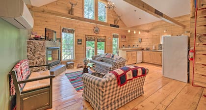 Cabin-inspired Home < 12 Mi to Sugarloaf Mtn!