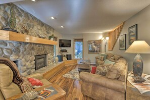 Apartment (3 Bedrooms) | Front of property - Creekside Frisco Condo w/ Views & Pool Access! (Frisco)