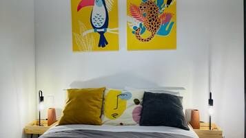 Tabla de planchar con plancha, wifi y ropa de cama