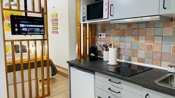 Fridge, microwave, dishwasher, coffee/tea maker