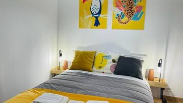 Tabla de planchar con plancha, wifi y ropa de cama