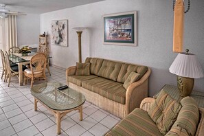 TV, books - Bolongo Bay Oceanfront Condo w/ Community Pool! (St. Thomas)