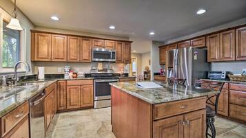 House (5 Bedrooms) | Interior