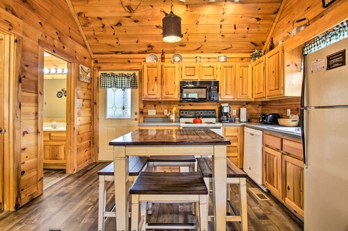 Pigeon Forge Cabin w/ Hot Tub & Mountain Views!