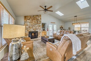 Interior - 'winnie's Cabin' Ruidoso Retreat: Deck + Mtn Views (Ruidoso)