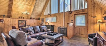 Ski-in/ski-out Red River Cabin w/ Mtn Views!