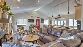 House (6 Bedrooms) | Interior