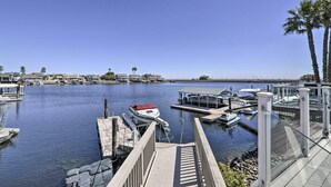 Unclassified image, 4 of 37, button - Discovery Bay Retreat w/ Balcony & Boat Dock! (Discovery Bay)