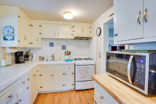 Tropical Island Escape w/ Deck, Walk to Avalon Bay