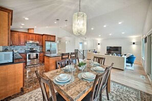 House (5 Bedrooms) | Interior