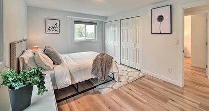 Modern Home w/ Balcony: 9 Mi to Downtown Seattle!