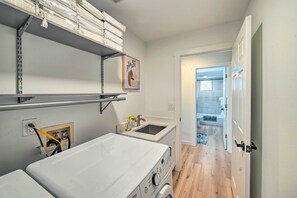 House (5 Bedrooms) | Interior