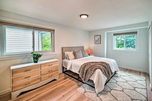 Modern Home w/ Balcony: 9 Mi to Downtown Seattle!
