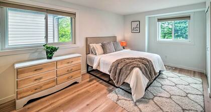 Modern Home w/ Balcony: 9 Mi to Downtown Seattle!