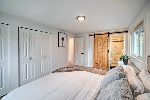 Modern Home w/ Balcony: 9 Mi to Downtown Seattle!