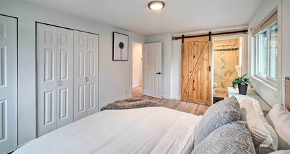 Modern Home w/ Balcony: 9 Mi to Downtown Seattle!