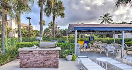 Jupiter Bay Condo w/ Pool < Half Mile to Beach!