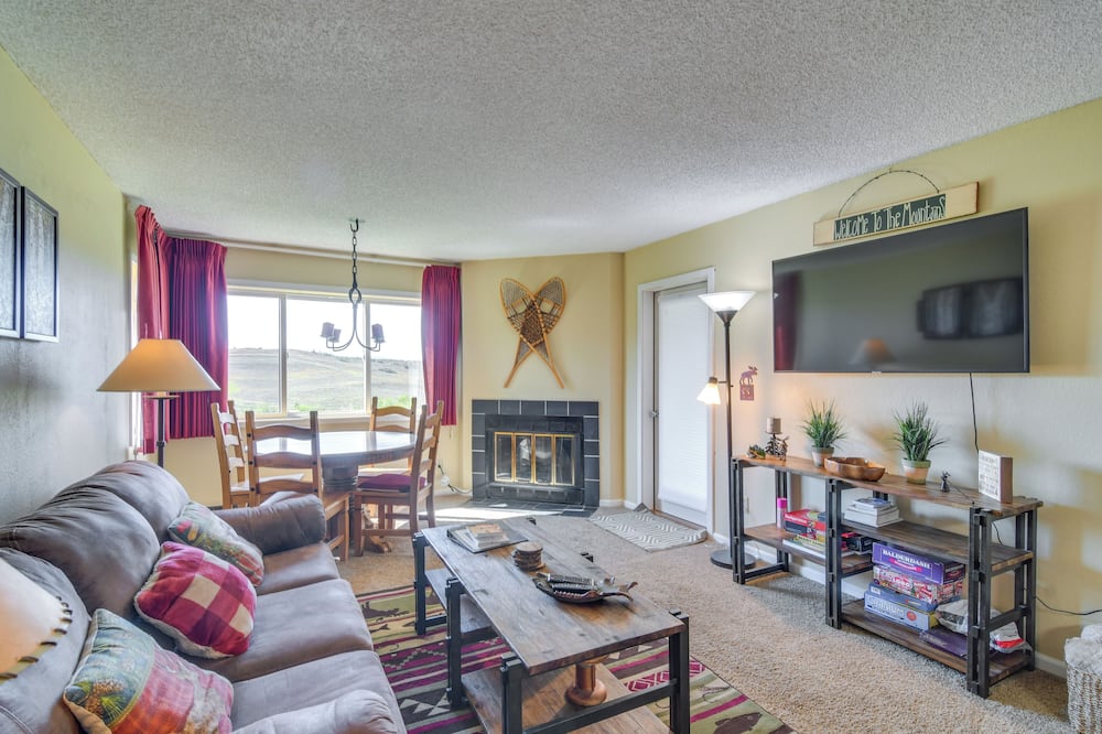 1 Mi to Granby Ranch: Cozy Condo w/ Fireplace