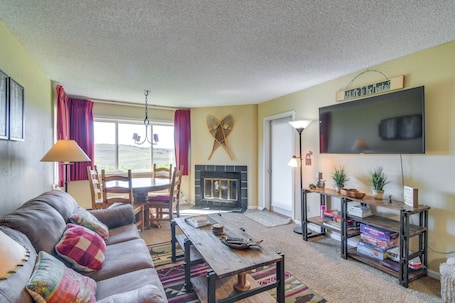 Fachada de la propiedad. 1 Mi to Granby Ranch: Cozy Condo w/ Fireplace