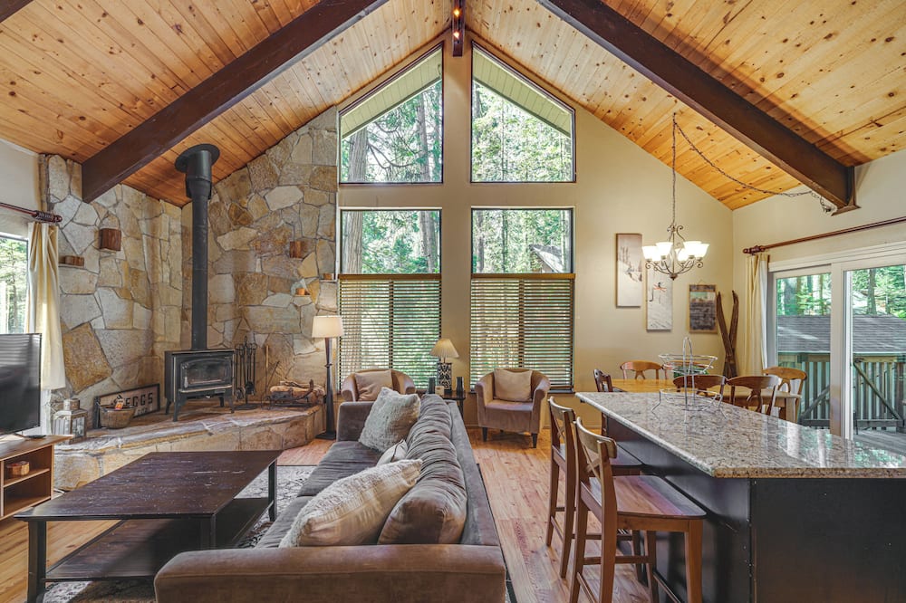 Cabin w/ Deck & Fire Pit in Blue Lake Springs! - White Pines Lake, CA