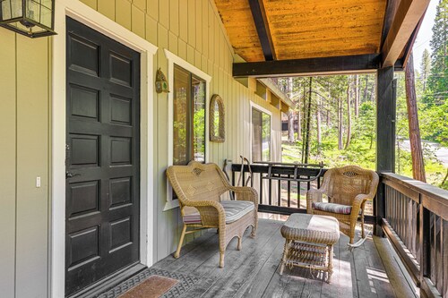 Cabin w/ Deck & Fire Pit in Blue Lake Springs!