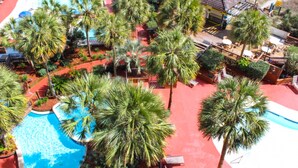 Ein Resort mit Pool, Palmen und Außenbereichen zum Verweilen.