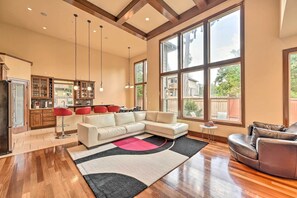 TV, fireplace, books - Spacious Kirkland Home 15 Mi to Dtwn Seattle! (Kirkland)