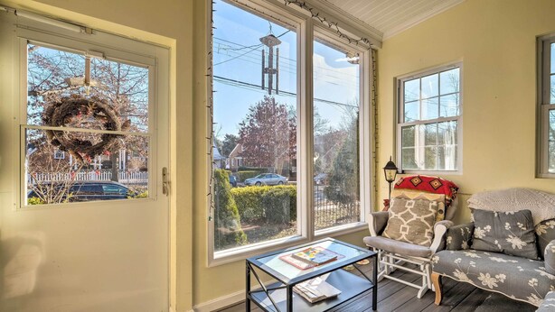 A cozy room with a large window, a wicker wreath, a sofa, and a small table. - 5 Mi to National Mall: Home in Washington DC (Washington)