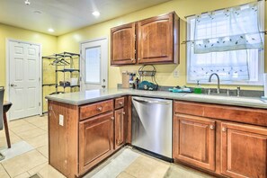 Interior - 5 Mi to National Mall: Home in Washington DC (Washington)