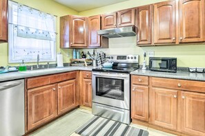 House (3 Bedrooms) | Interior - 5 Mi to National Mall: Home in Washington DC (Washington)