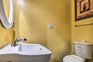 House (3 Bedrooms) | Interior - 5 Mi to National Mall: Home in Washington DC (Washington)