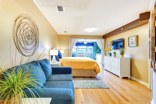Charming Panama City Studio w/ Community Pool!