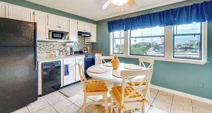 Charming Panama City Studio w/ Community Pool!
