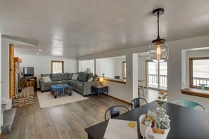 TV, fireplace
