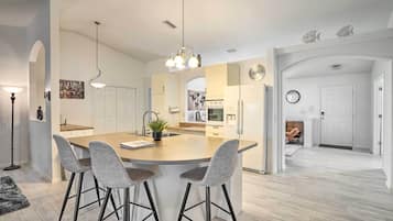 House (4 Bedrooms) | Interior