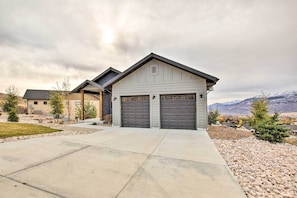 House (3 Bedrooms) | Interior - Eden Home w/ Stunning View ~ 6 Mi to Skiing! (Eden)