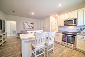 House (4 Bedrooms) | Private kitchen | Microwave, oven, stovetop, dishwasher