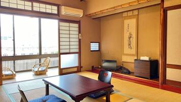 Superior Room B, Non-smoking | Blackout drapes, bed sheets