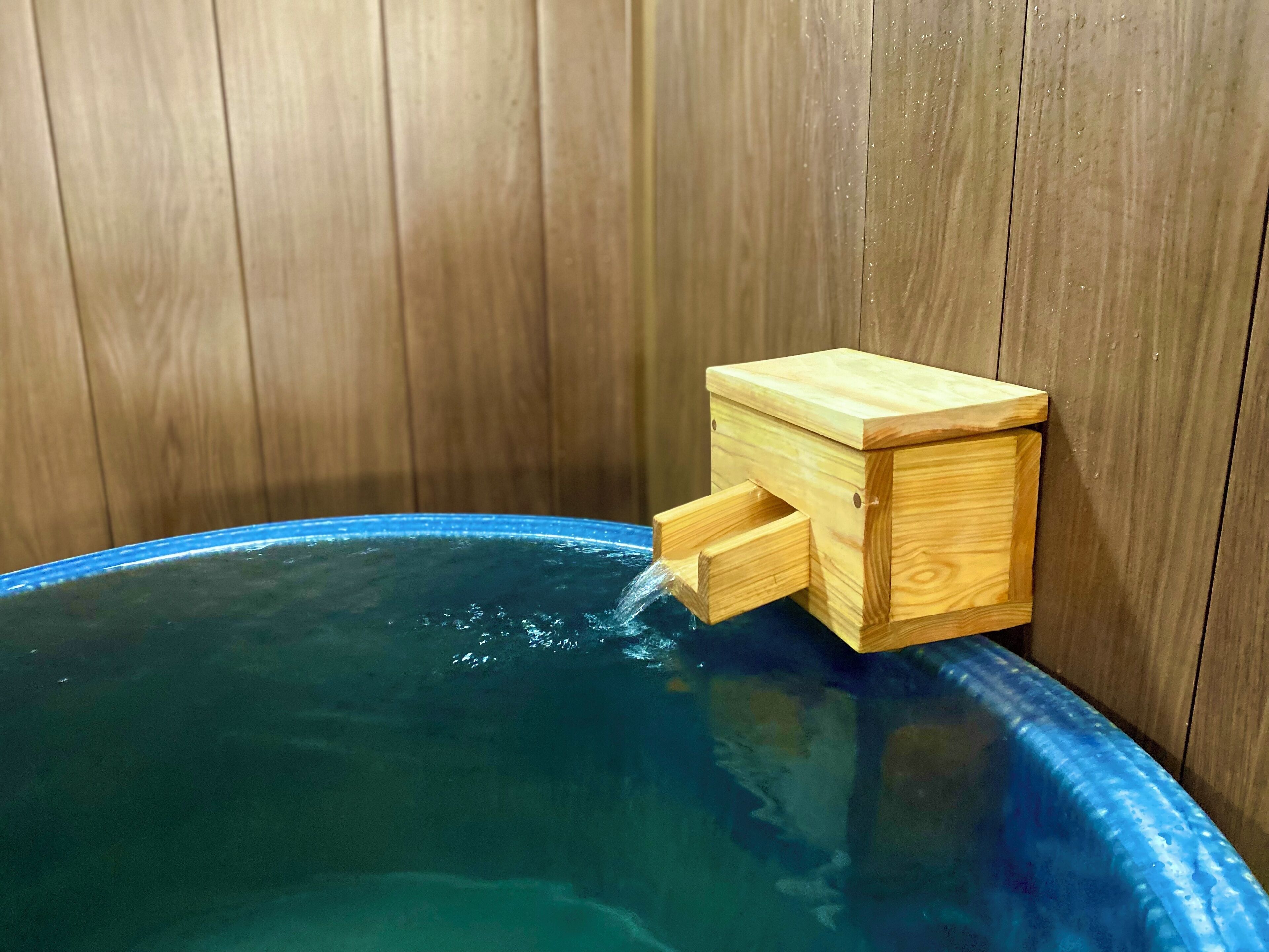 Separate tub and shower, spring water tub