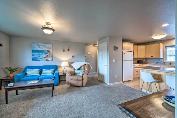 Apartment W/ Gas Fireplace ~ 1/2 Mi To Beach! - Anacortes, WA