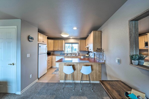 Apartment (1 Bedroom) | Interior - Apartment w/ Gas Fireplace ~ 1/2 Mi to Beach! (Anacortes)